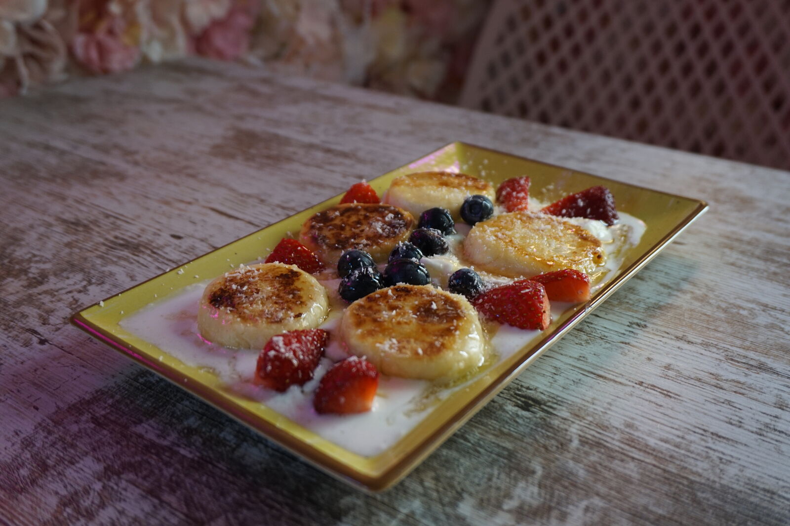 Sirniky con frutos rojos en Brunchniky
